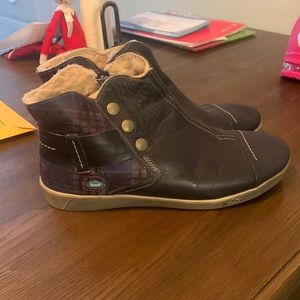 Used Cloud ankle boots color navy blue size 8.5 leather